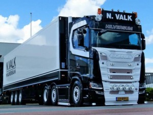Doppelbrenner mit klarem Lampenglas und LED Beleuchtung montiert an einem Scania Next Gen Truck - für 24 Volt Betrieb - EAN: 7448157075060