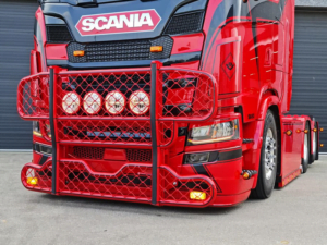 Doppelbrenner mit orangefarbenem Lampenglas montiert an einem Scania Next Gen Truck - für 12 und 24 Volt Betrieb - EAN: 6090441519531