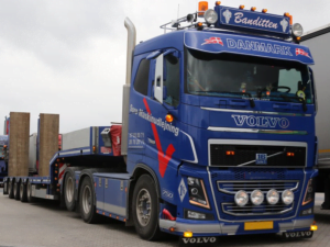 Doppelbrenner mit orangefarbenem Lampenglas montiert an einem Volvo FH4 Truck - für 12 und 24 Volt Betrieb - EAN: 6090441519531