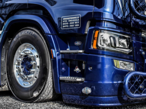 Dänische LED Seitenleuchte weiß - rot - montiert in der vorderen Stoßstange eines Scania Next Gen