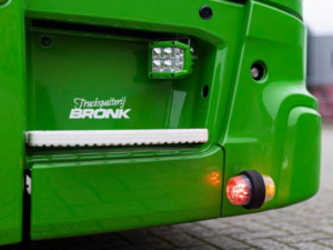 Dänische LED Seitenleuchte orange - rot mit transparentem Glas - montiert in der vorderen Stoßstange eines Scania Next Gen