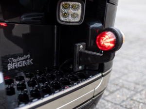 Dänische LED Seitenleuchte orange - rot mit transparentem Glas - montiert in der vorderen Stoßstange eines Scania-Lkw