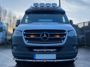 LED Blitz montiert am Kühlergrill eines Mercedes Sprinter - EAN: 6090440356342