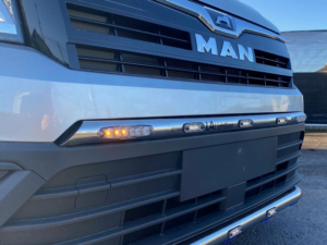 LED Blitz montiert am Frontgrill eines MAN Nutzfahrzeugs - EAN: 6090440356342