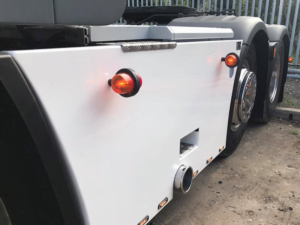 Deense breedtelamp met Gylle lampglas ORANJE - gemonteerd met montagevoet op sideskirt Scania - EAN: 7392847307866