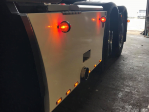 Deense breedtelamp met Gylle lampglas ORANJE - gemonteerd met montagevoet op sideskirt Scania - EAN: 7392847307866