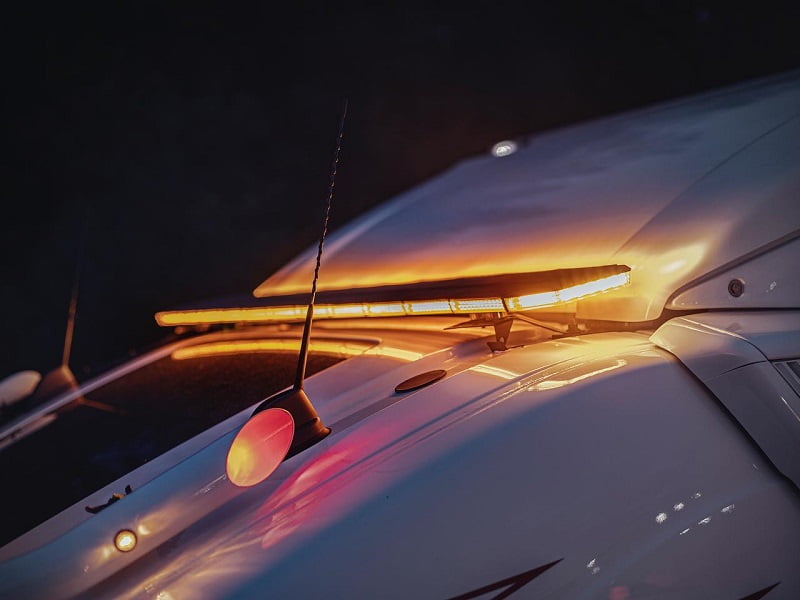 LED zwaailampbalk met flitser gemonteerd op een vrachtwagen - voor 12 en 24 volt - Strands LED verlichting