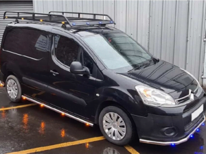 LED verlichting ROOD gemonteerd op bestelbus - geschikt voor 12 en 24 volt gebruik