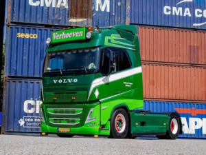 ADL00872 - full LED verstraler op een Volvo FH4B vrachtwagen met LED stadslicht