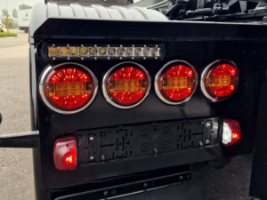 Heckstoßstange eines Scania mit runden LED Lampen und Chromring
