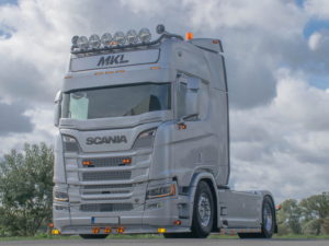 Scania Next gen truck with orange LED sun visor lamp from the Boreman brand - EAN: 5391528110858