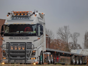 Volvo with orange LED lighting - EAN: 5391528110858