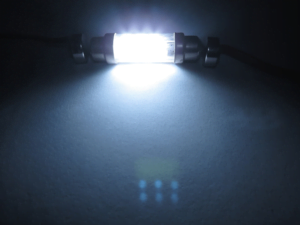 Festoon LED buislamp 24 volt WIT - LED interieur lamp die past in een buislamp aansluiting - te monteren in vrachtwagen, trailer en camper als deze op 24volt is aangesloten - LED lamp is voorzien van 6 LED punten - EAN: 7448154612664