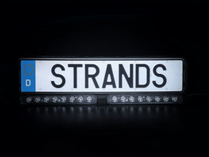 Strands NUUK E-LINE Kennzeichenhalter mit integriertem DUO LED bar – funktioniert mit 12 und 24 Volt – geeignet für Auto, Wohnmobil, LKW, Traktor und mehr – EAN: 7323030191689