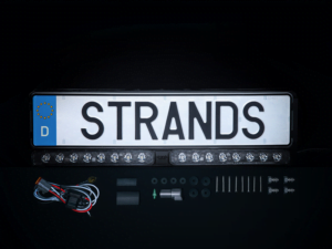Strands NUUK E-LINE Kennzeichenhalter mit integriertem DUO LED bar – funktioniert mit 12 und 24 Volt – geeignet für Auto, Wohnmobil, LKW, Traktor und mehr – EAN: 7323030191689