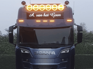 ADL40920 gemonteerd op een Scania vrachtwagen en licht op in de kleur ORANJE op - EAN: 7423515590553