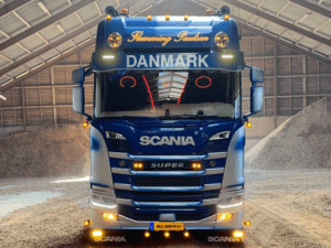 ADL40920-WW gemonteerd op een Scania vrachtwagen en licht op in de kleur WARM WIT op - EAN: