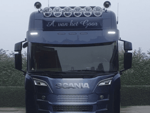 ADL40925 montiert auf einem Scania-LKW und leuchtet in der Farbe WEISS - EAN:
