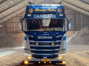 ADL40925 montiert auf einem Scania-LKW und leuchtet in der Farbe WEISS - EAN: