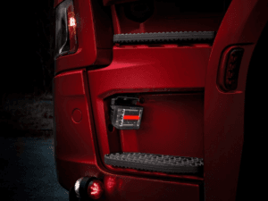 Strands 809282 montiert auf einem LKW – Arbeitsleuchte für den Einstiegskasten – sorgt für gutes Licht und gute Sicht