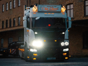 Old school verstralers gemonteerd op een Scania vrachtwagen